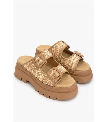 Μπεζ flatform με πλεκτή υφή και διακοσμητικές αγκράφες