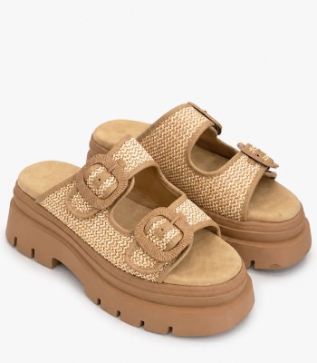 Μπεζ flatform με πλεκτή υφή και διακοσμητικές αγκράφες