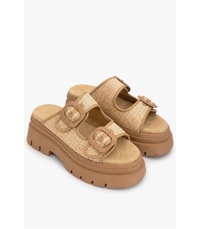 Μπεζ flatform με πλεκτή υφή και διακοσμητικές αγκράφες
