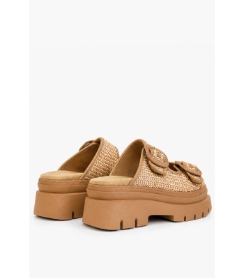 Μπεζ flatform με πλεκτή υφή και διακοσμητικές αγκράφες