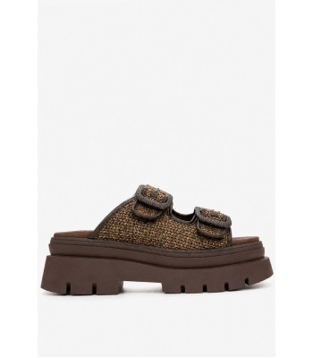 Καφέ flatform με πλεκτή υφή και διακοσμητικές αγκράφες