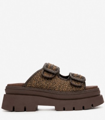 Καφέ flatform με πλεκτή υφή και διακοσμητικές αγκράφες