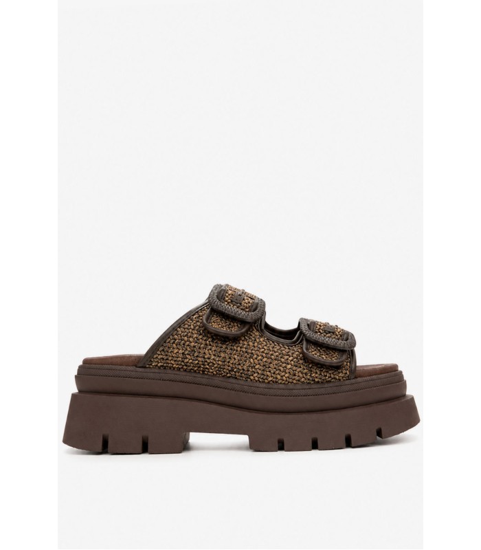 Καφέ flatform με πλεκτή υφή και διακοσμητικές αγκράφες
