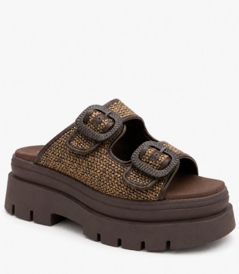 Καφέ flatform με πλεκτή υφή και διακοσμητικές αγκράφες