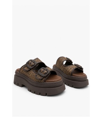 Καφέ flatform με πλεκτή υφή και διακοσμητικές αγκράφες