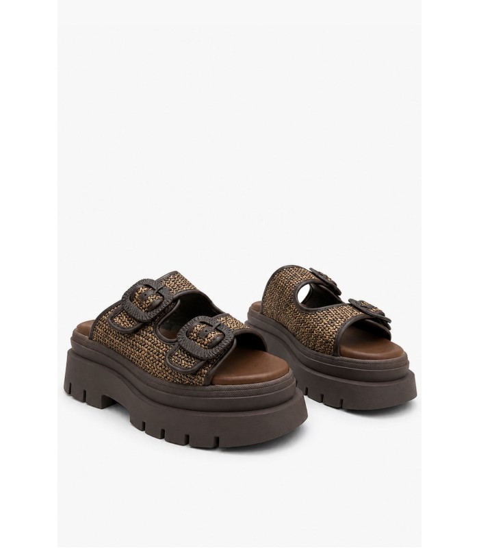 Καφέ flatform με πλεκτή υφή και διακοσμητικές αγκράφες