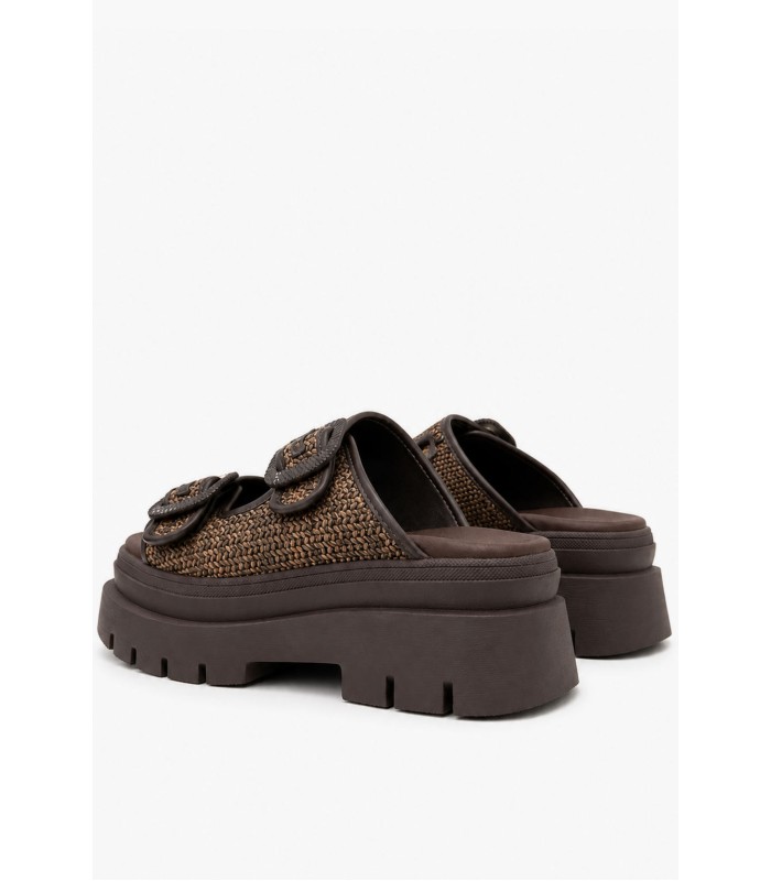 Καφέ flatform με πλεκτή υφή και διακοσμητικές αγκράφες