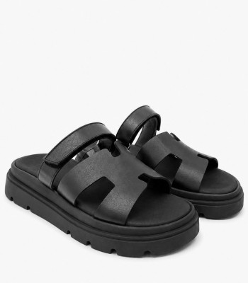 Μαύρα flatform με αυτοκόλλητο λουράκι και chunky σόλα