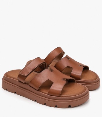 Κάμελ flatform με αυτοκόλλητο λουράκι και chunky σόλα