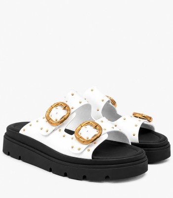 Λευκά flatform με χρυσές αγκράφες και τρουκς