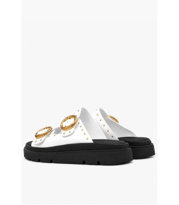 Λευκά flatform με χρυσές αγκράφες και τρουκς