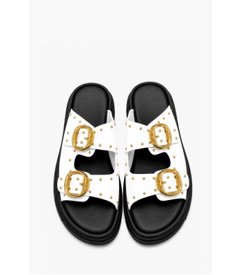 Λευκά flatform με χρυσές αγκράφες και τρουκς