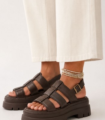 Καφέ flatform με chunky σόλα και αγκράφα