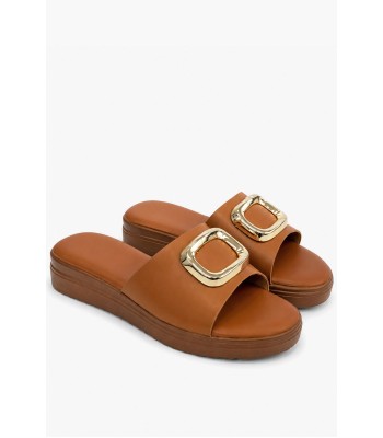 Κάμελ flatform με χρυσό διακοσμητικό στοιχείο