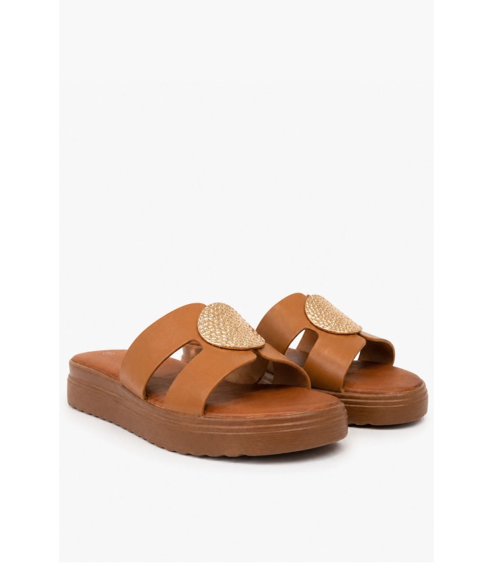 Κάμελ flatform με χρυσή διακοσμητική αγκράφα