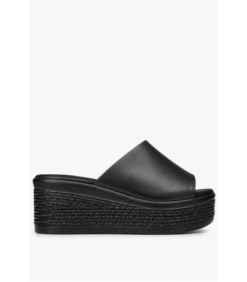 Flatform σε μαύρο χρώμα με φαρδιά φάσα και ανάγλυφη σόλα