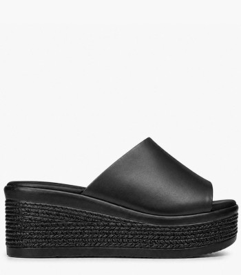 Flatform σε μαύρο χρώμα με φαρδιά φάσα και ανάγλυφη σόλα