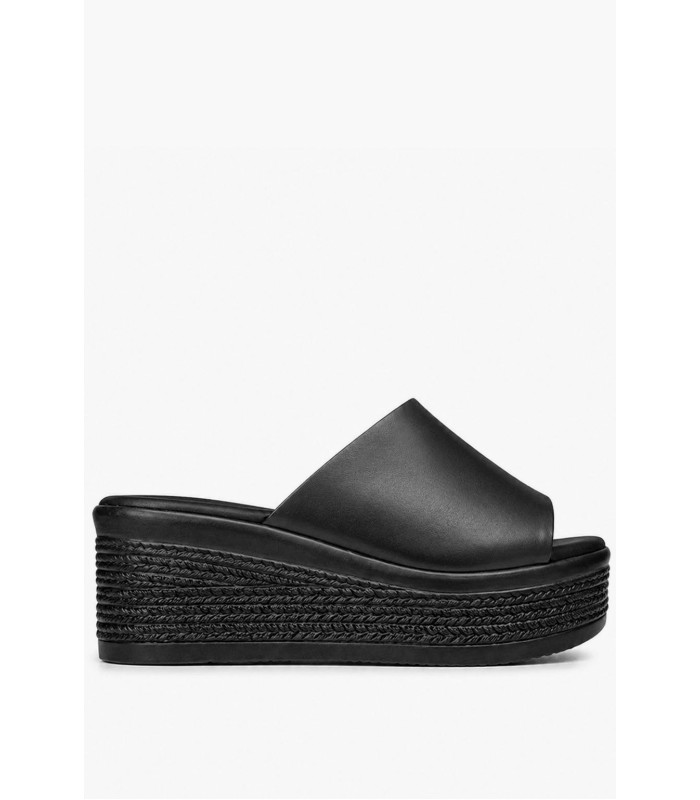 Flatform σε μαύρο χρώμα με φαρδιά φάσα και ανάγλυφη σόλα