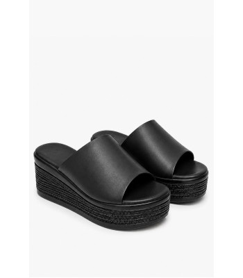 Flatform σε μαύρο χρώμα με φαρδιά φάσα και ανάγλυφη σόλα