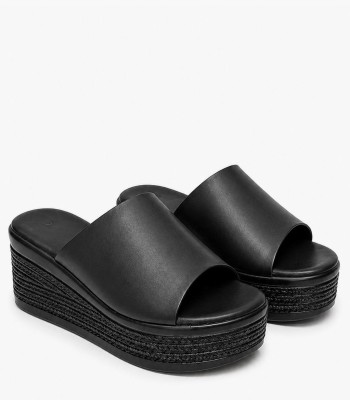 Flatform σε μαύρο χρώμα με φαρδιά φάσα και ανάγλυφη σόλα