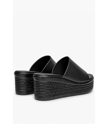 Flatform σε μαύρο χρώμα με φαρδιά φάσα και ανάγλυφη σόλα