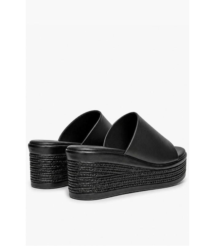 Flatform σε μαύρο χρώμα με φαρδιά φάσα και ανάγλυφη σόλα
