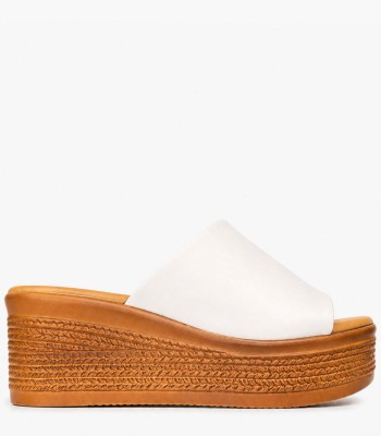 Flatform σε λευκό χρώμα με φαρδιά φάσα και ανάγλυφη σόλα