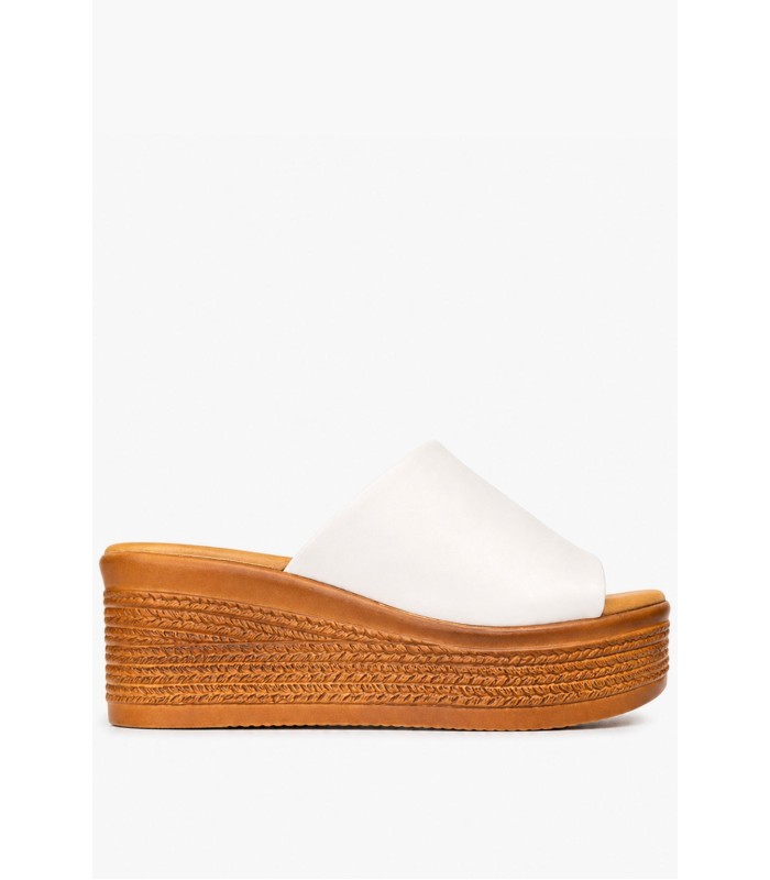 Flatform σε λευκό χρώμα με φαρδιά φάσα και ανάγλυφη σόλα
