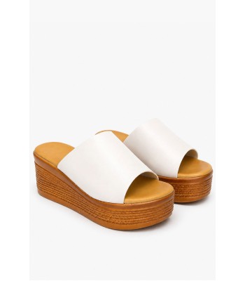 Flatform σε λευκό χρώμα με φαρδιά φάσα και ανάγλυφη σόλα