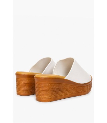 Flatform σε λευκό χρώμα με φαρδιά φάσα και ανάγλυφη σόλα