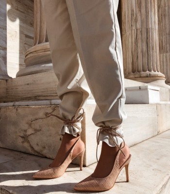 Lace up μυτερές γόβες σε μπεζ χρώμα 