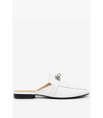 Λευκό flat mule με μεταλλικό διακοσμητικό