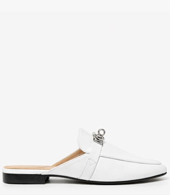 Λευκό flat mule με μεταλλικό διακοσμητικό