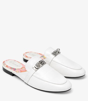 Λευκό flat mule με μεταλλικό διακοσμητικό