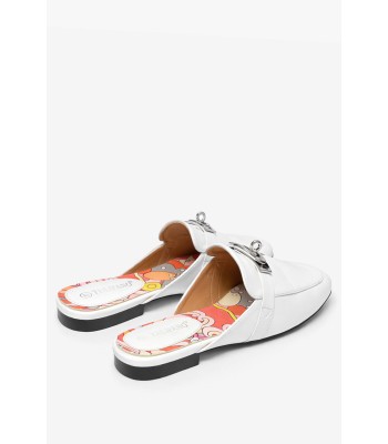 Λευκό flat mule με μεταλλικό διακοσμητικό