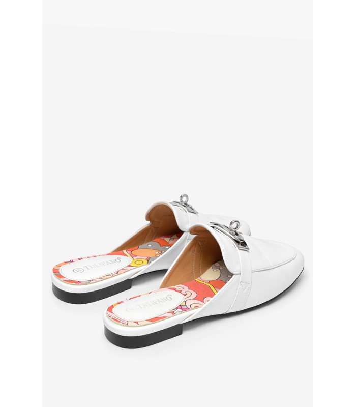 Λευκό flat mule με μεταλλικό διακοσμητικό